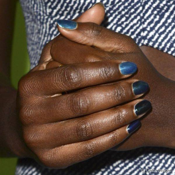 Lupita Nyong'o usou o azul para fazer um degradê entre os dedos em um evento pré-Oscar 2014, começando do mais claro no polegar até um mais escuro no dedo mínimo